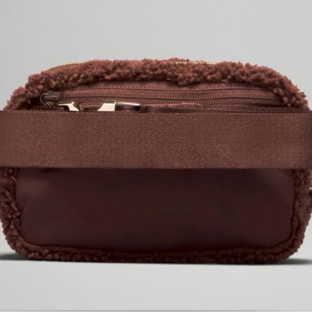 Lululemon Everywhere Belt Bag Crossbody in cozy brown sherpa material travel - Picture 4 of 10